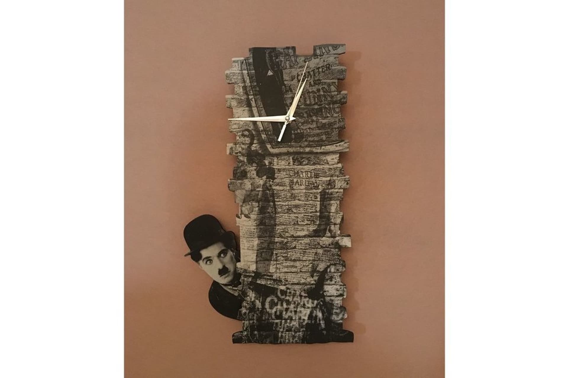CAHRLİE CHAPLİN WALL DEKORATİF SARKAÇLI DUVAR SAATİ